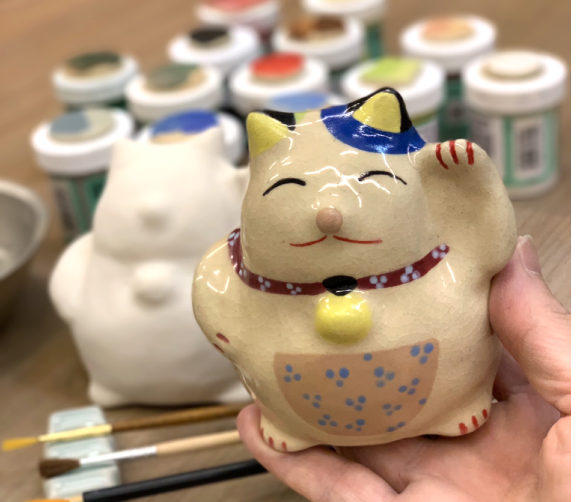 猫の置物 陶芸絵付け体験 ｜ 大阪の陶芸教室｜ルームルームとうげいきょうしつ